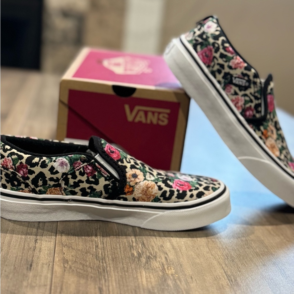 Brand new vans 
Leopard floral black/white
Kids youth size 1